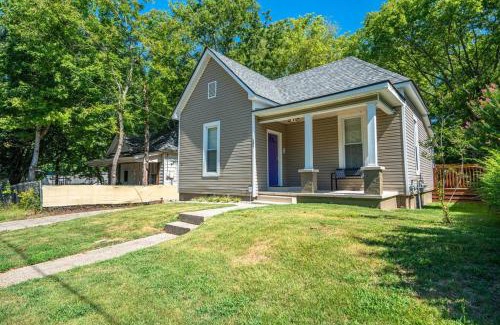 Hot Springs House | Vineyard Cottage-Pet Friendly & Walk to Oaklawn!
