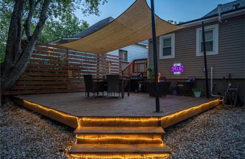 Hot Springs House | Vineyard Cottage-Pet Friendly & Walk to Oaklawn!
