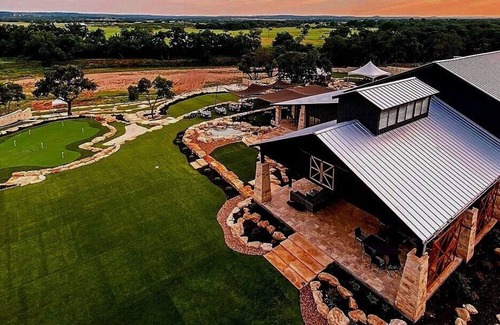 Fredericksburg Cottage | Vineyard Getaway @the Edge