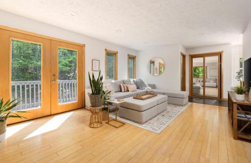Traverse City House | Vineyard Haven AC Jacuzzi Sauna Private En Suite