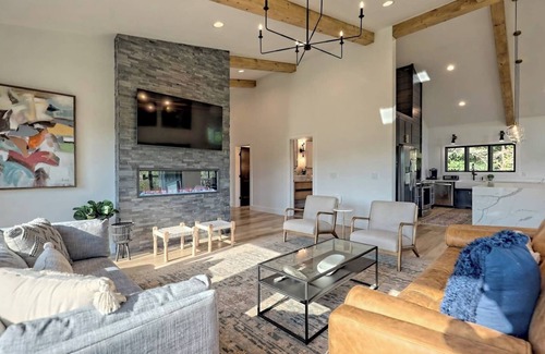 Hayesville House | Vineyard House "Casa Tra Le Vigne" - by Chatuge Home Concierge Lake access, firepit, ping pong