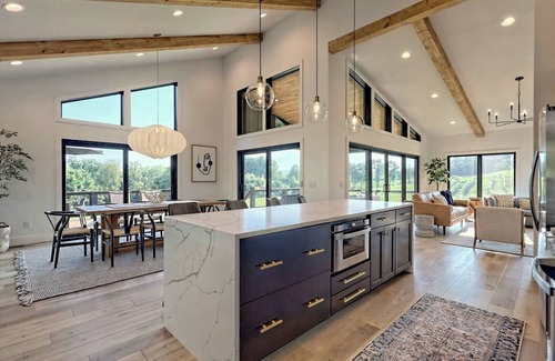 Hayesville House | Vineyard House "Casa Tra Le Vigne" - by Chatuge Home Concierge Lake access, firepit, ping pong