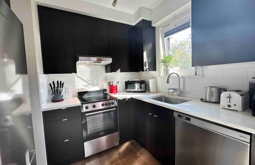 Grandview-Woodland Condo | Vineyard Vibes in the City, Trendy, Commercial Drive
