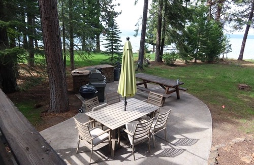 Chester Cabin | Vintage 4-bedroom cabin in Lake Almanor West with WiFi