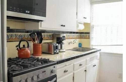 North of Wilshire Apartment | Vintage and Cozy Studio in Santa Monica - B