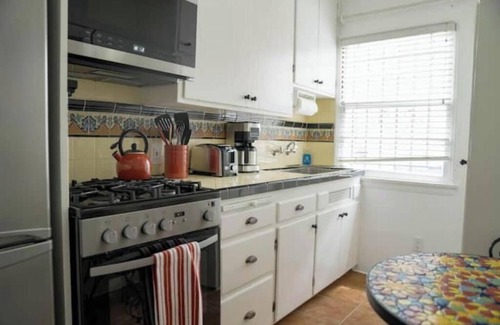 North of Wilshire Apartment | Vintage and Cozy Studio in Santa Monica - B