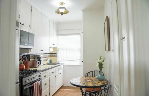 North of Wilshire Apartment | Vintage and Cozy Studio in Santa Monica - B