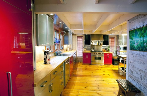 Pownal House | Vintage BARN Apartment-POOL-HotTub-FirePit-Hiking-Museums-Theater-Pets welcome!