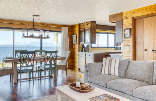 Coupeville House | Vintage Beach House - Beachfront Cottage