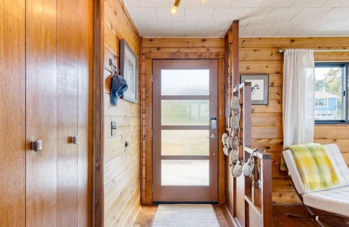 Coupeville House | Vintage Beach House - Beachfront Cottage