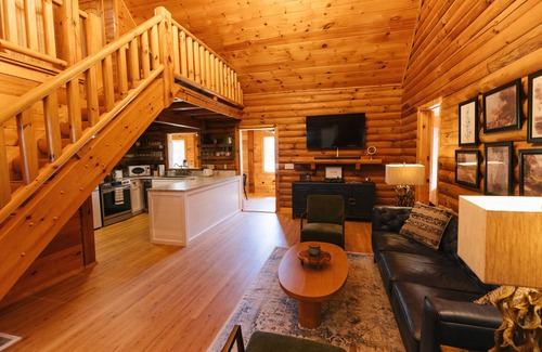 Weaverville Cabin | Vintage Cabin with Enchanted Backyard & Mountain Views , just 15 min from Asheville