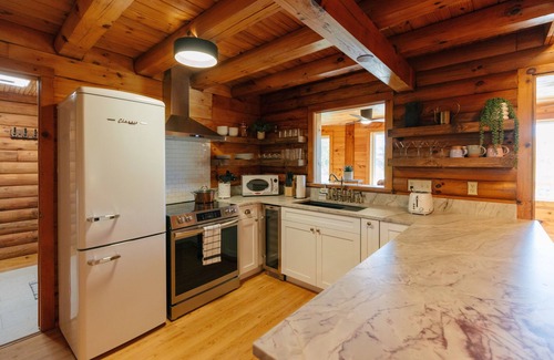 Weaverville Cabin | Vintage Cabin with Enchanted Backyard & Mountain Views , just 15 min from Asheville
