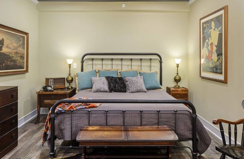 Parkville Apartment | ✰Vintage Charm✰ King Bed & Great Bath✰Main Street