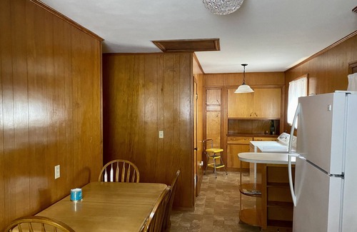 Russellville House | Vintage Charm, Upgraded - White Sheets + Fast Wi Fi + 2 King Beds