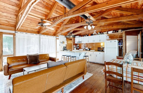 Bethany Beach Cottage | Vintage cottage by the beach with AC, furnished deck, grill, & washer/dryer