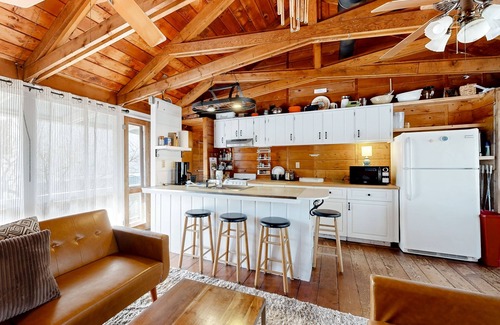 Bethany Beach Cottage | Vintage cottage by the beach with AC, furnished deck, grill, & washer/dryer