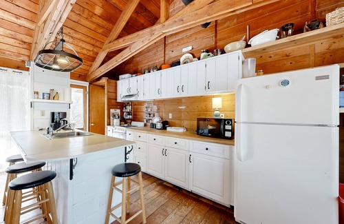 Bethany Beach Cottage | Vintage cottage by the beach with AC, furnished deck, grill, & washer/dryer