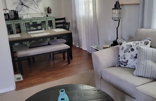 Baker City House | Vintage Cottage Sleeps 8 - Minutes from Baker City Downtown!