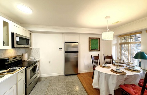 Fleetwood House | Vintage Duplex Art Retreat