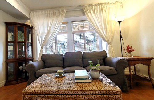 Fleetwood House | Vintage Duplex Art Retreat