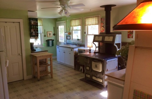 Ottawa Other | Vintage farmhouse on Fox River reserve - near Starved Rock, canoeing, skydiving.