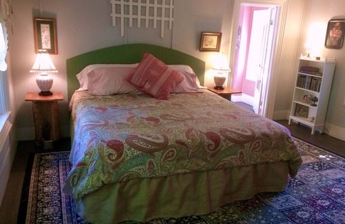 Ottawa Other | Vintage farmhouse on Fox River reserve - near Starved Rock, canoeing, skydiving.