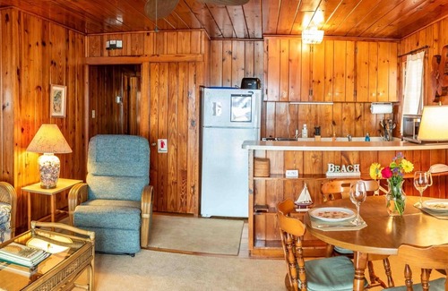 Holmes Beach Cottage | Vintage Island Cottage on the Beach- Sunset Views - Bamboo Apts. C1