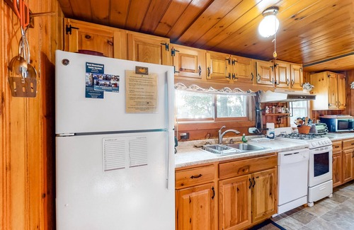 Greenville House | Vintage lakefront cabin with incredible water views, private dock & pebble beach