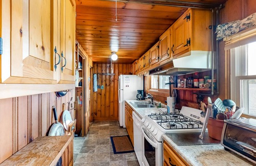 Greenville House | Vintage lakefront cabin with incredible water views, private dock & pebble beach