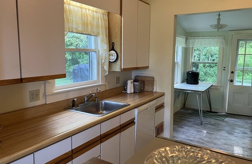 Round Pond Cottage | Vintage Maine Cottage - Water Views and Water Access