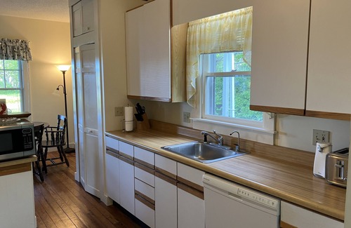 Round Pond Cottage | Vintage Maine Cottage - Water Views and Water Access