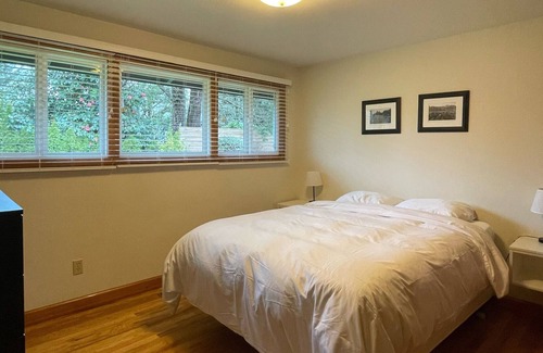 Cedar Hills House | Vintage Mid Century Private Home