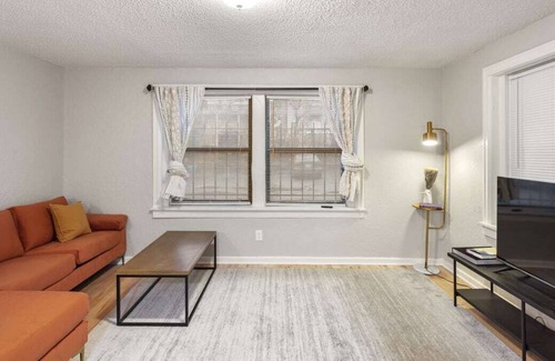 South Hyde Park Apartment | Vintage MW 1BR with Full Kitchen by Zencity