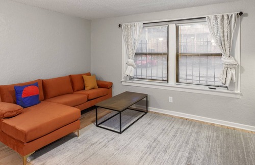 South Hyde Park Apartment | Vintage MW 1BR with Full Kitchen by Zencity