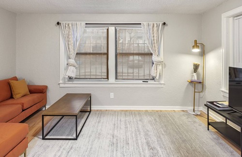 South Hyde Park Apartment | Vintage MW 1BR with Full Kitchen by Zencity
