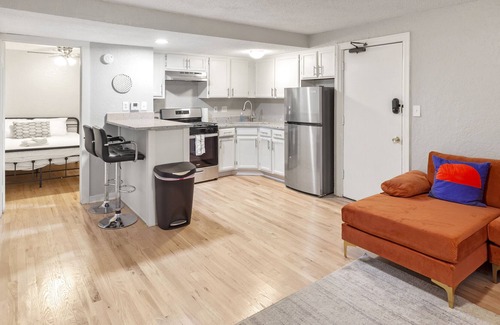 South Hyde Park Apartment | Vintage MW 1BR with Full Kitchen by Zencity