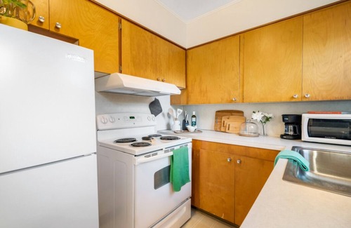 Richmond Apartment | Vintage Portland Apartment in the Heart of SE w/On-Site Laundry!