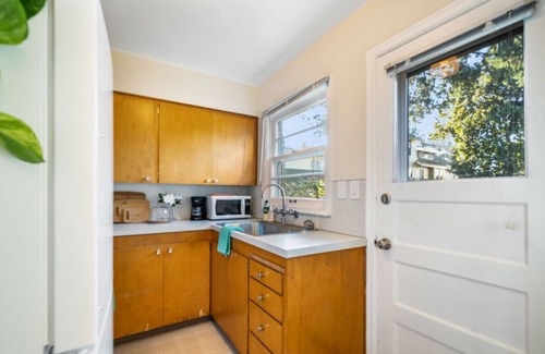 Richmond Apartment | Vintage Portland Apartment in the Heart of SE w/On-Site Laundry!