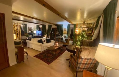 Oakhurst Apartment | Vintage Sunset Villa by Bass Lake 17 miles from Yosemite National Park