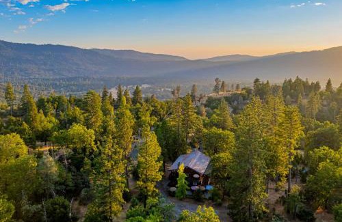 Oakhurst Apartment | Vintage Sunset Villa by Bass Lake 17 miles from Yosemite National Park