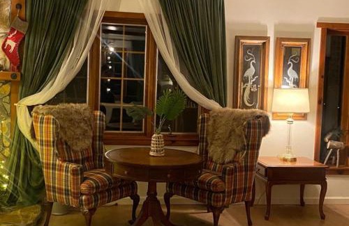 Oakhurst Apartment | Vintage Sunset Villa by Bass Lake 17 miles from Yosemite National Park
