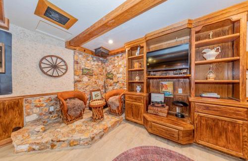 Oakhurst Apartment | Vintage Sunset Villa by Bass Lake 17 miles from Yosemite National Park