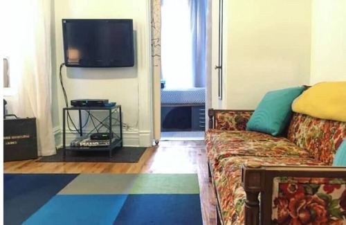 Bedford-Stuyvesant Apartment | Vintage Vibes: Cozy Brooklyn Haven in Clinton Hill