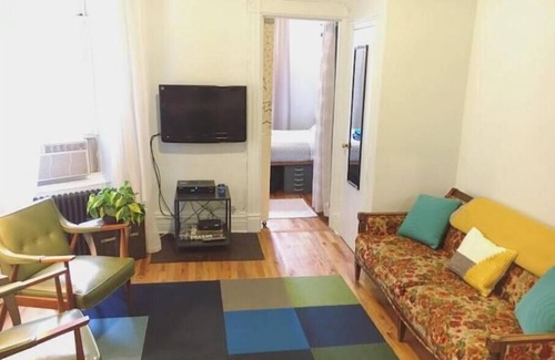 Bedford-Stuyvesant Apartment | Vintage Vibes: Cozy Brooklyn Haven in Clinton Hill