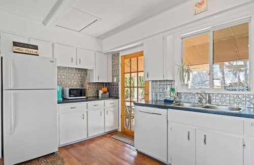 Niagara-on-the-Lake Cottage | Vintage Wine Time in the heart of wine country!