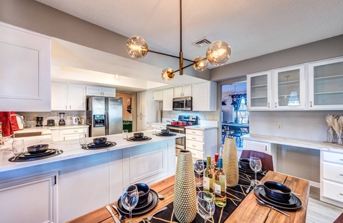 Paradise Villa | VIP! HUGE BACKYARD ONE STORY VILLA BIG POOL STYLISH GAME ROOM