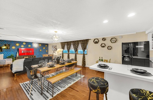 Michigan City Villa | VIP! LUXURY 4BD 5min to Lake Michigan beach Big Pool with heater!
