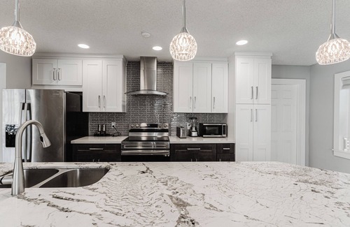 Tropic Palms House | VIP Pristine Luxury- Jacuzzi & Pool House Right By the Beach