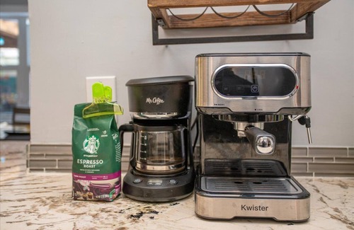 Tropic Palms House | VIP Pristine Luxury- Jacuzzi & Pool House Right By the Beach