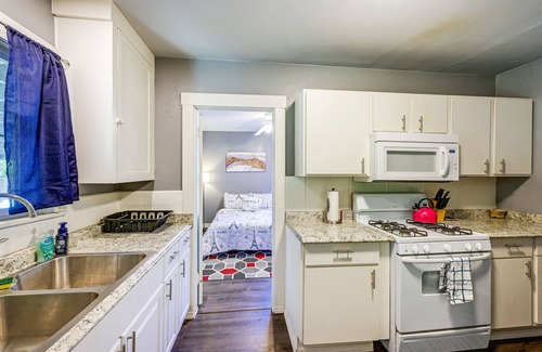 Visalia Cottage | Visalia Vacation Rental Near Sequoia National Park